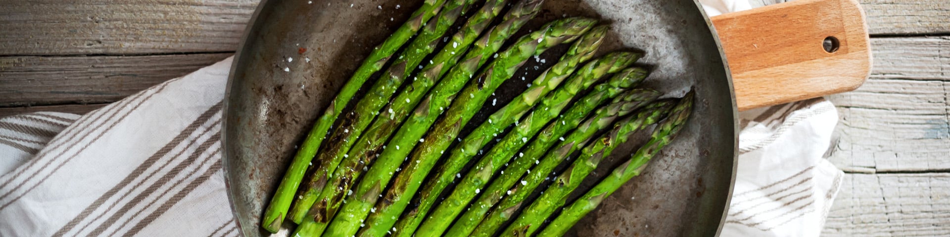Pan-frying asparagus